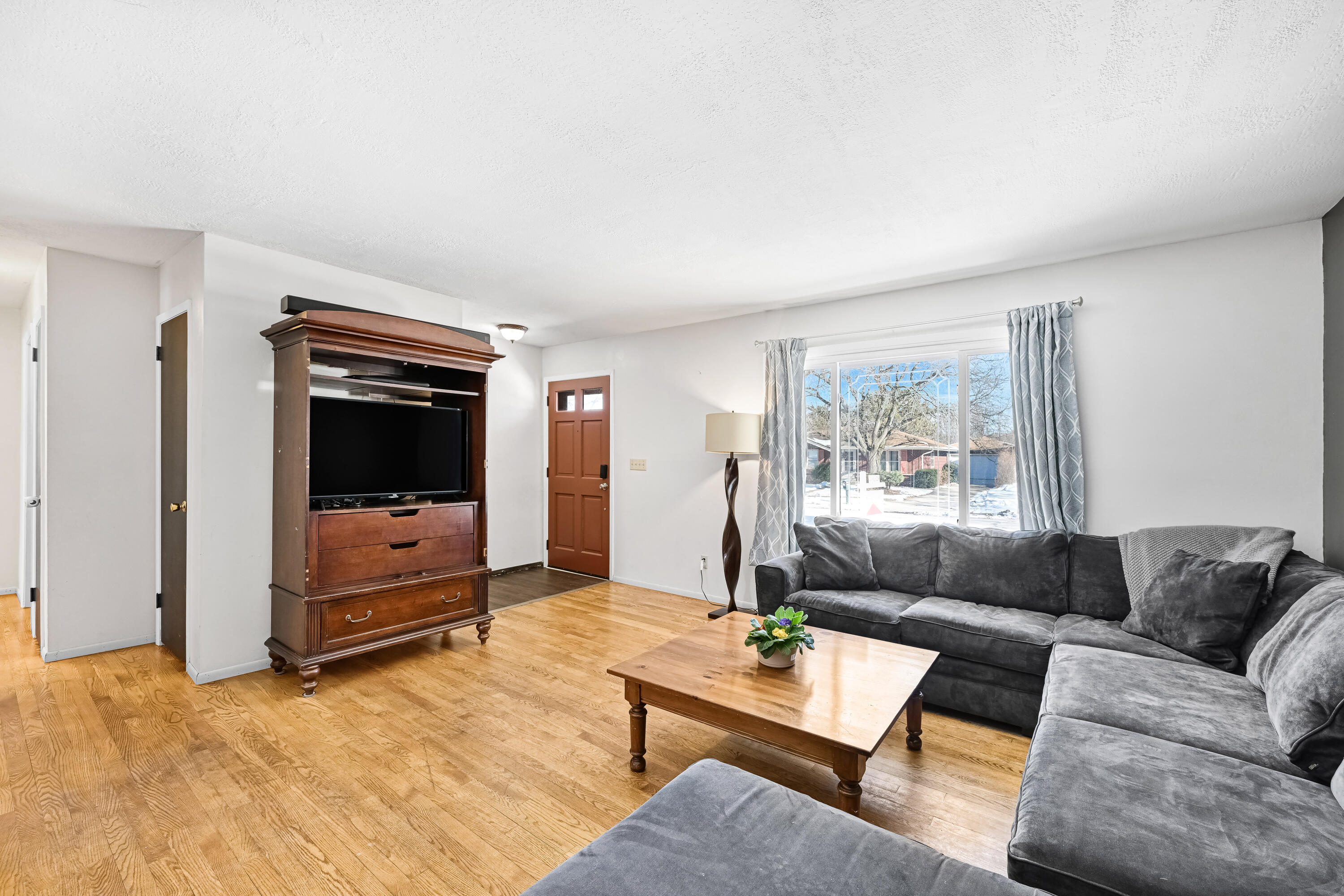 8363 North Ann Street Milwaukee, WI 53224 - Photo 6 of 25 Light & Bright