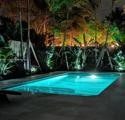 a view of a backyard