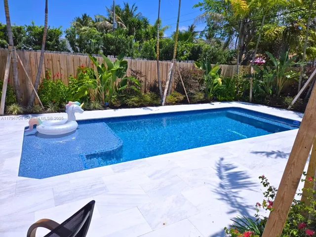 a view of a backyard