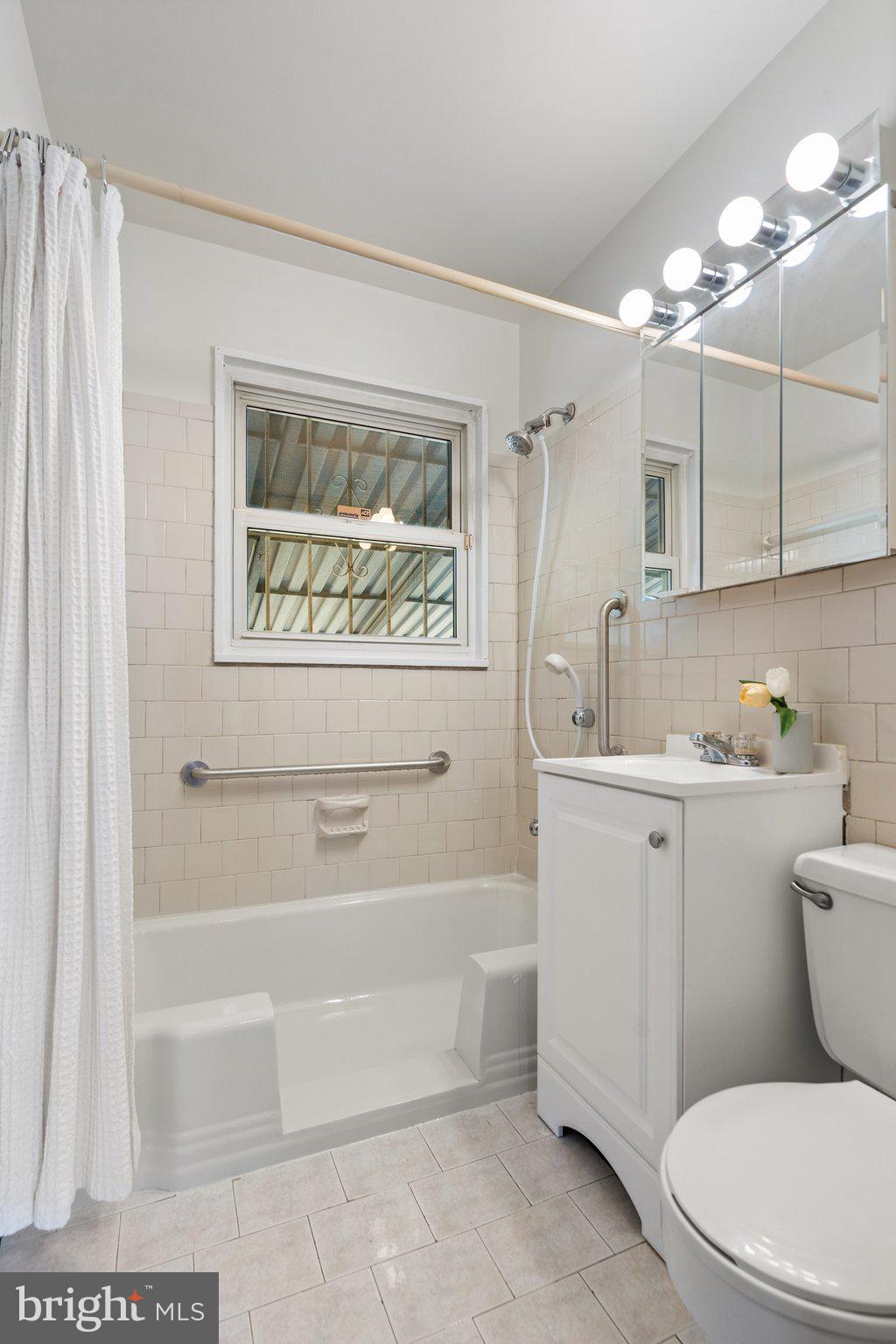 4618 Hilltop Terrace Southeast Washington, DC 20019 - Photo 19 of 36 a bathroom with a toilet a sink and bathtub