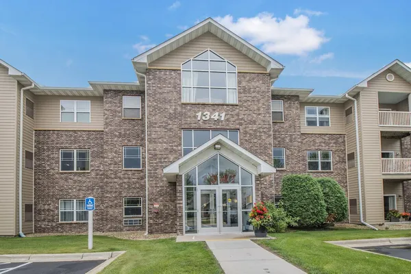 $185,000 | 1341 Lake Drive West, Unit B113, Chanhassen, MN 55317