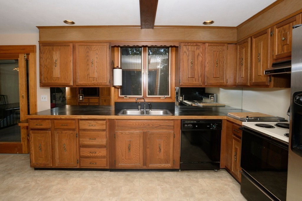 27 Montserrat Road Beverly, MA 01915 - Photo 8 of 30 Gallery Image 8