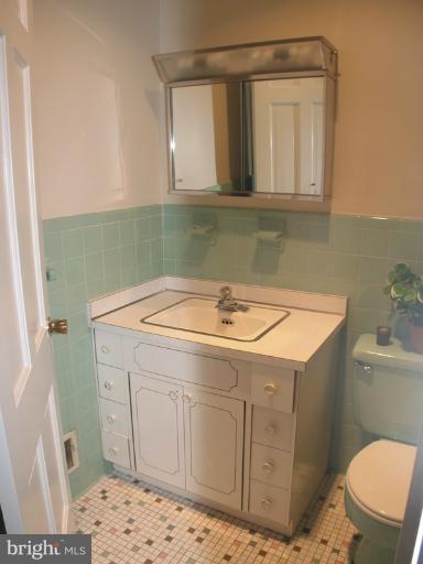 7600 Bells Mill Road Bethesda, MD 20817 - Photo 14 of 30 Hallway Full Bath