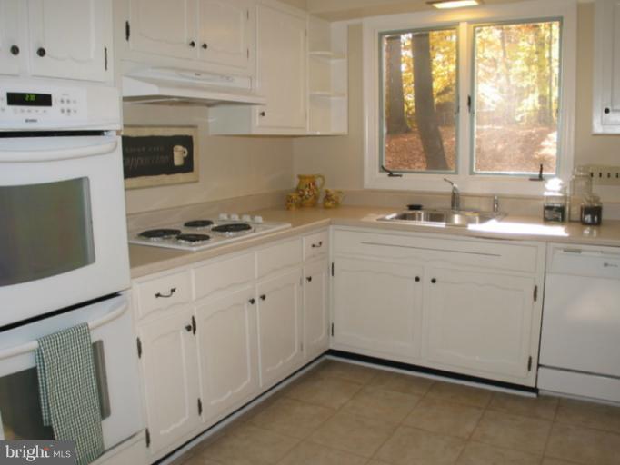 7600 Bells Mill Road Bethesda, MD 20817 - Photo 3 of 30 Kitchen