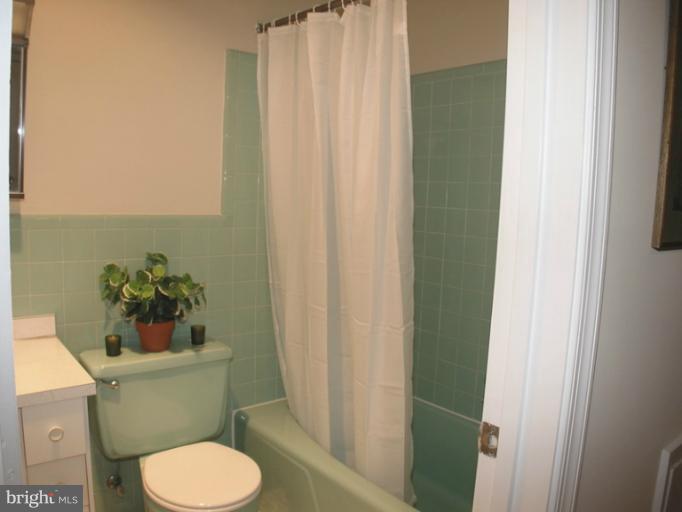 7600 Bells Mill Road Bethesda, MD 20817 - Photo 21 of 30 Hallway Full Bath