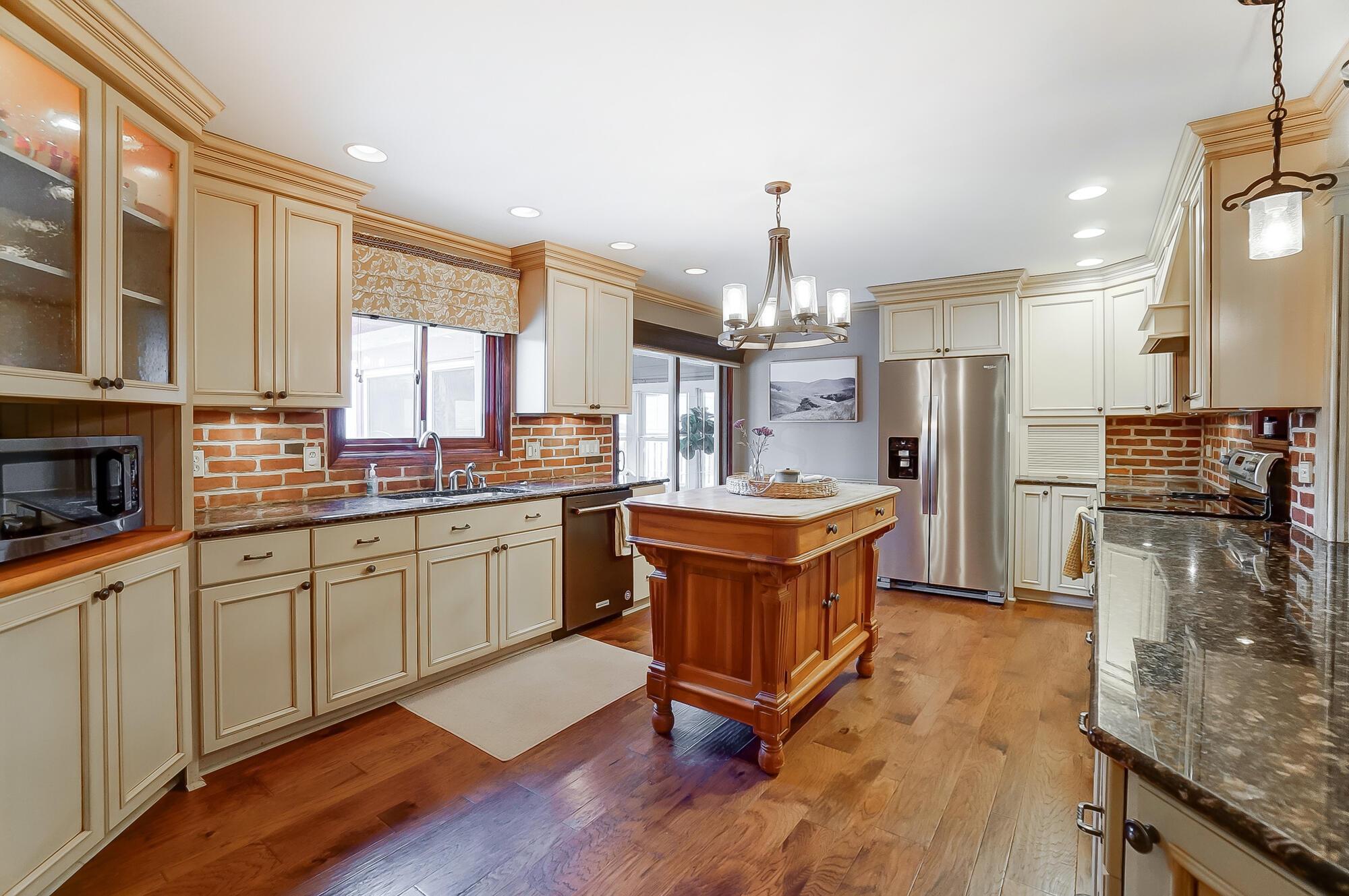 4084 Kenny Road Columbus, OH 43220 - Photo 10 of 63 Gorgeous Kitchen! With eat in bar area.