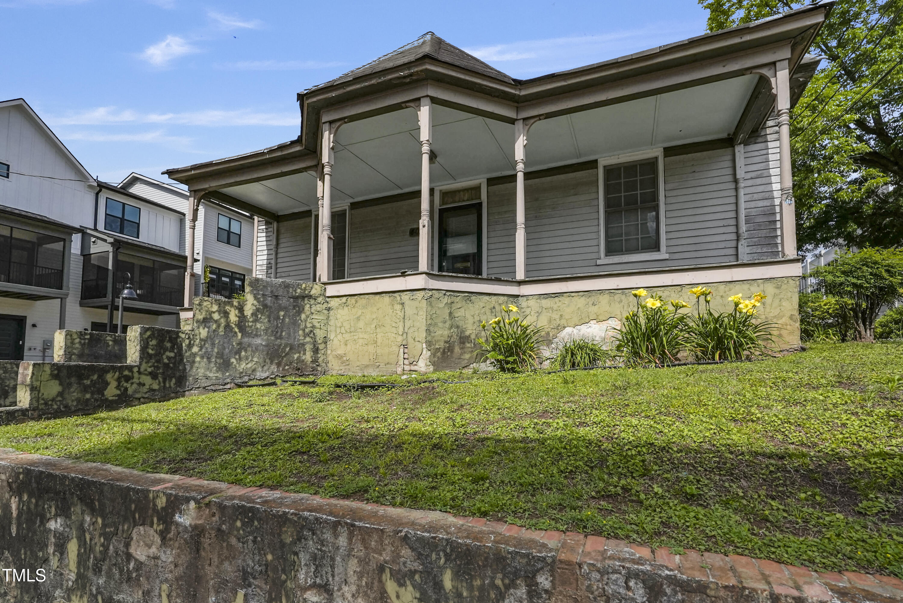 407 North Boylan Avenue Raleigh, NC 27603 - Photo 2 of 15 front view of house with a yard