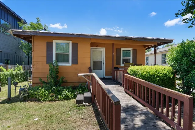 a view of a house with backyard and porch