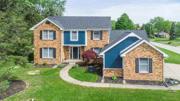 $449,899 | 9359 Lochmoor Drive, Davison, MI 48423