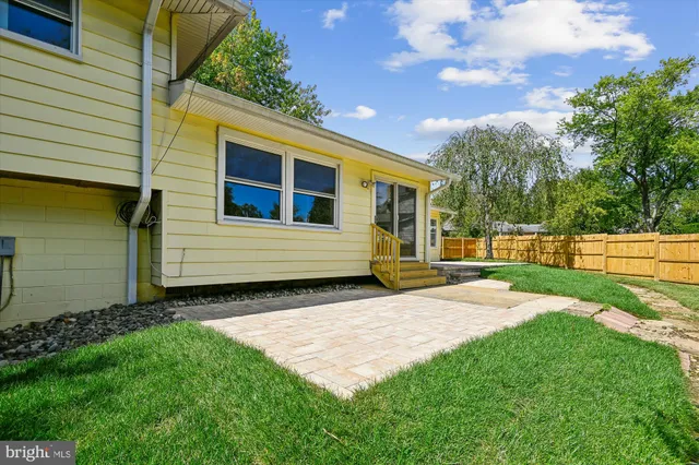 a view of back yard of the house