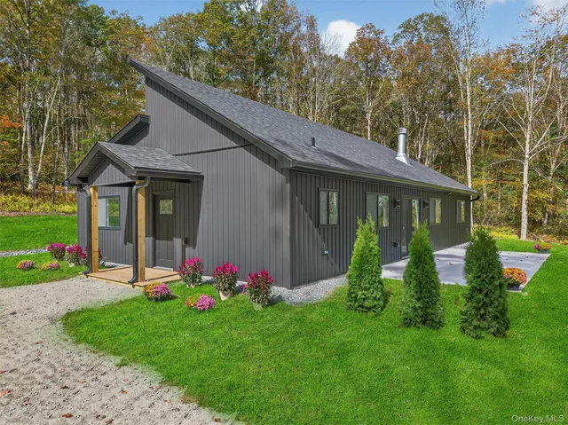 a view of a house with backyard and garden