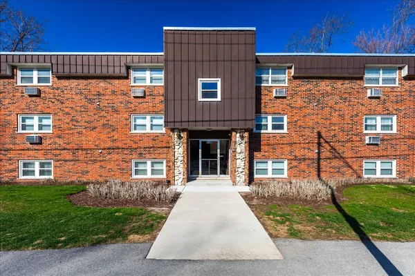 $1,395 | 5740 East Avenue, Unit 2F, Countryside, IL 60525