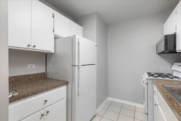 $1,395 | 5740 East Avenue, Unit 2F, Countryside, IL 60525