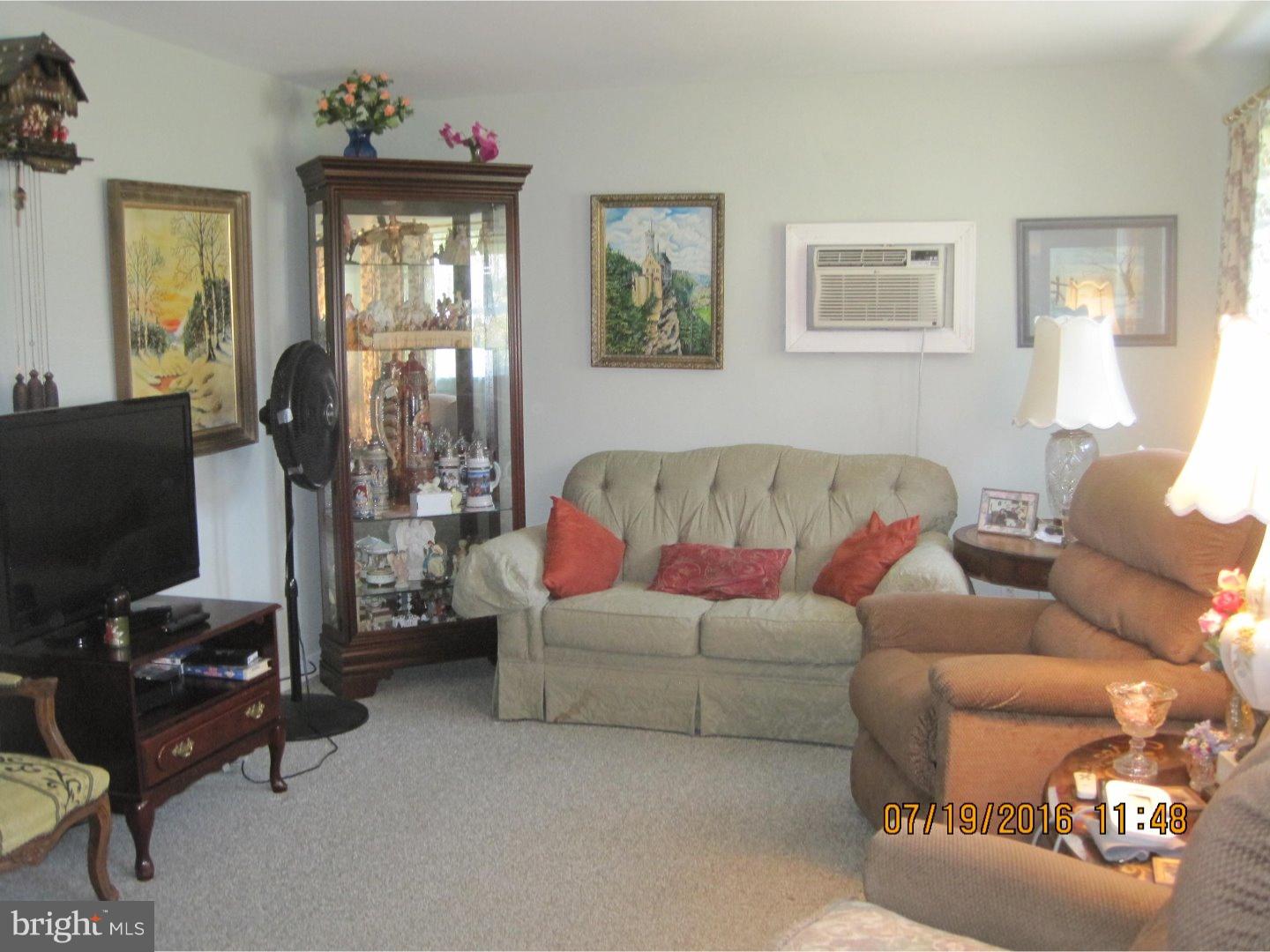 714 Hickory Road Secane, PA 19018 - Photo 5 of 20 Living Room