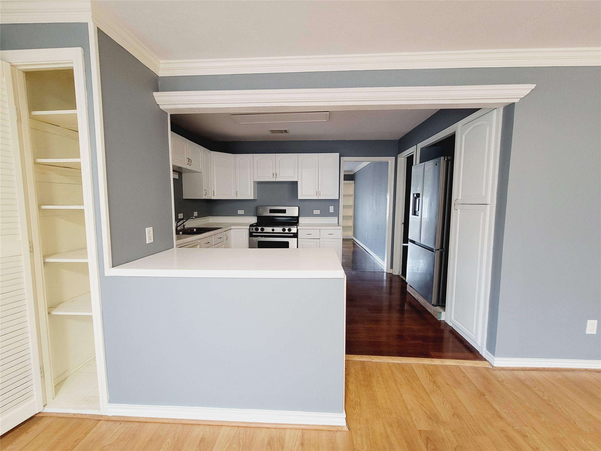 7535 Thurow Street Houston, TX 77087 - Photo 20 of 26 Extra storage on the side of the peninsula