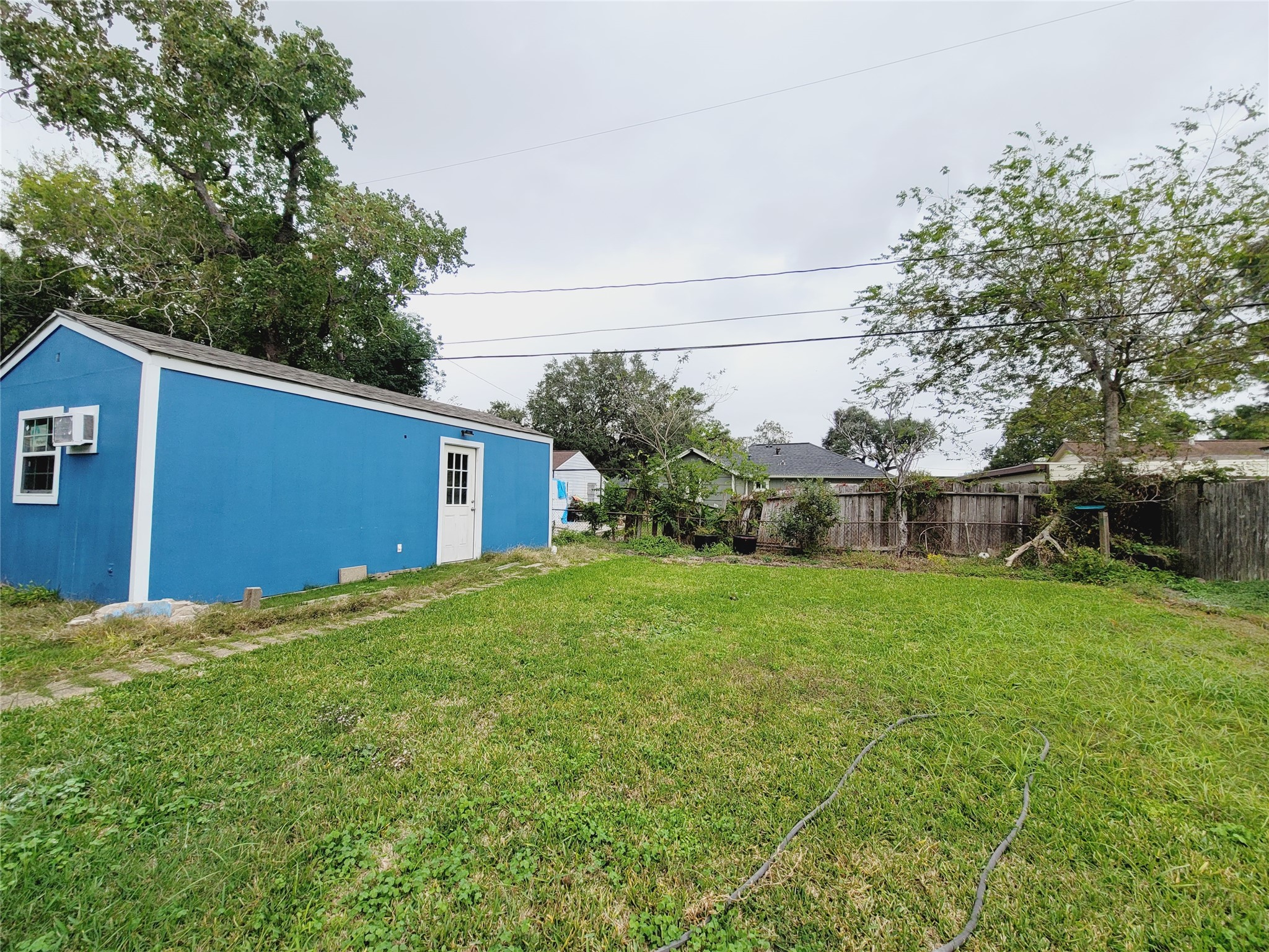 7535 Thurow Street Houston, TX 77087 - Photo 23 of 26 Yard leading to separate guest suite.