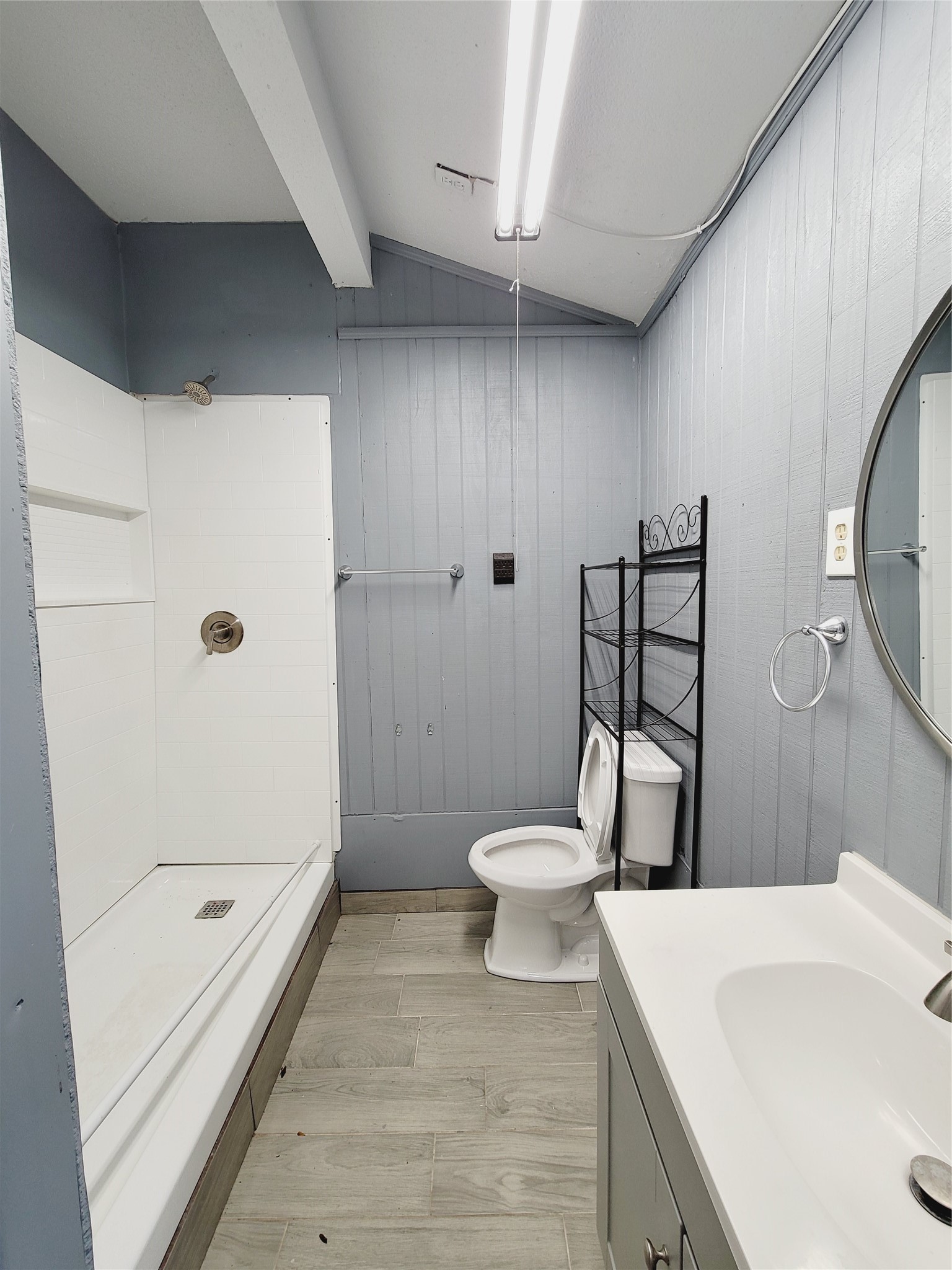 7535 Thurow Street Houston, TX 77087 - Photo 26 of 26 Bathroom in guest suite