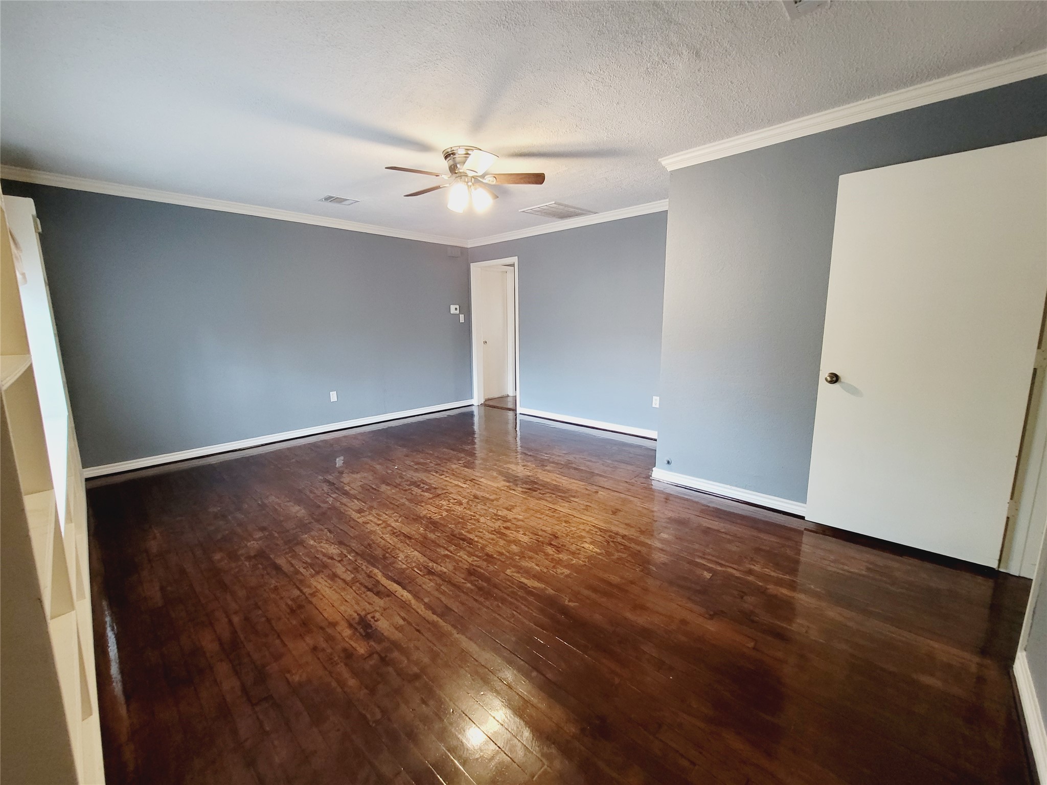 7535 Thurow Street Houston, TX 77087 - Photo 5 of 26 View of living room from front door