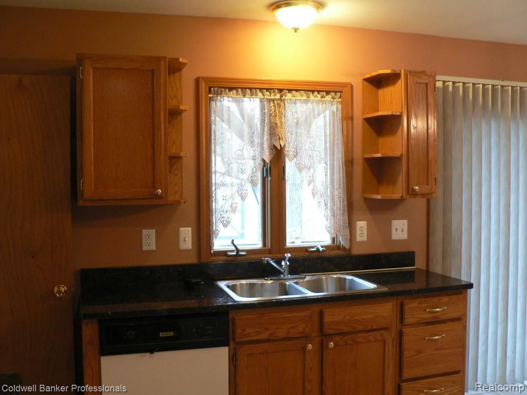 3677 Samuel Avenue Rochester, MI 48309 - Photo 9 of 32 P1090608.jpg