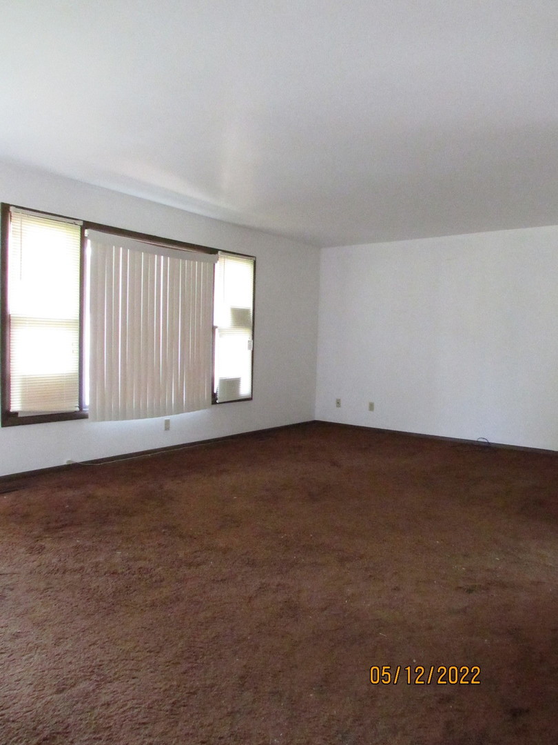 1641 Park Avenue Sycamore, IL 60178 - Photo 2 of 6 an empty room with a window