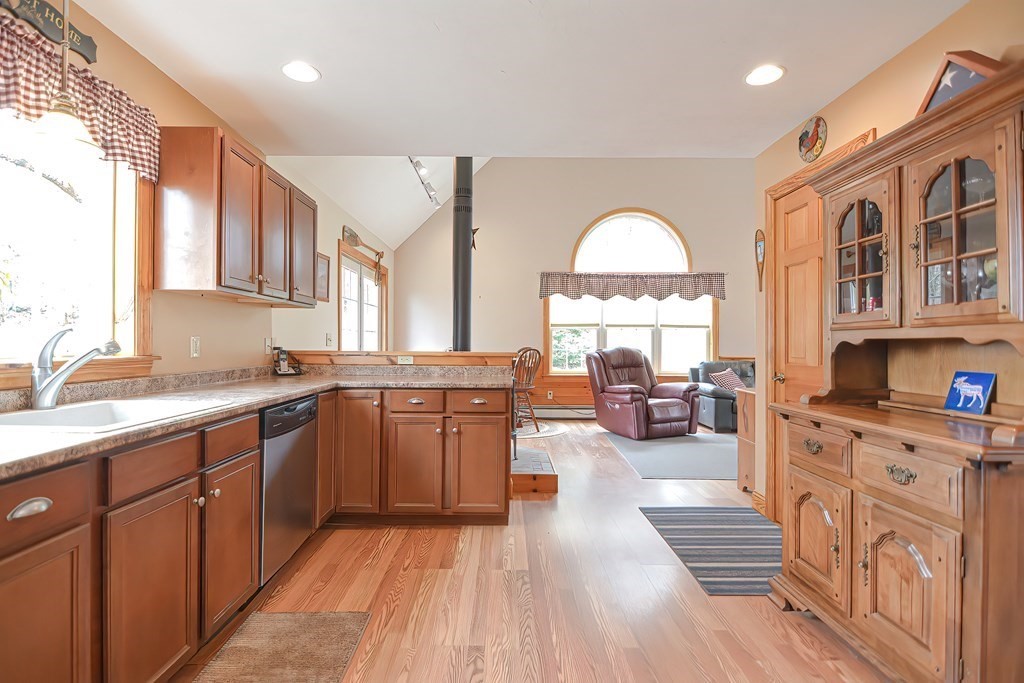 283 Oakham Road Barre, MA 01005 - Photo 5 of 40