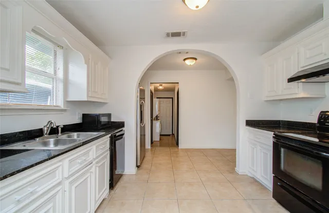 $1,900 | 5319 Bell Street, Houston, TX 77023