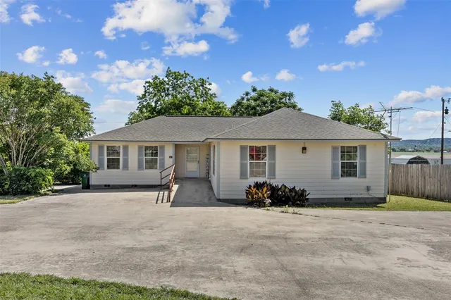 a view of a house with backyard and garden