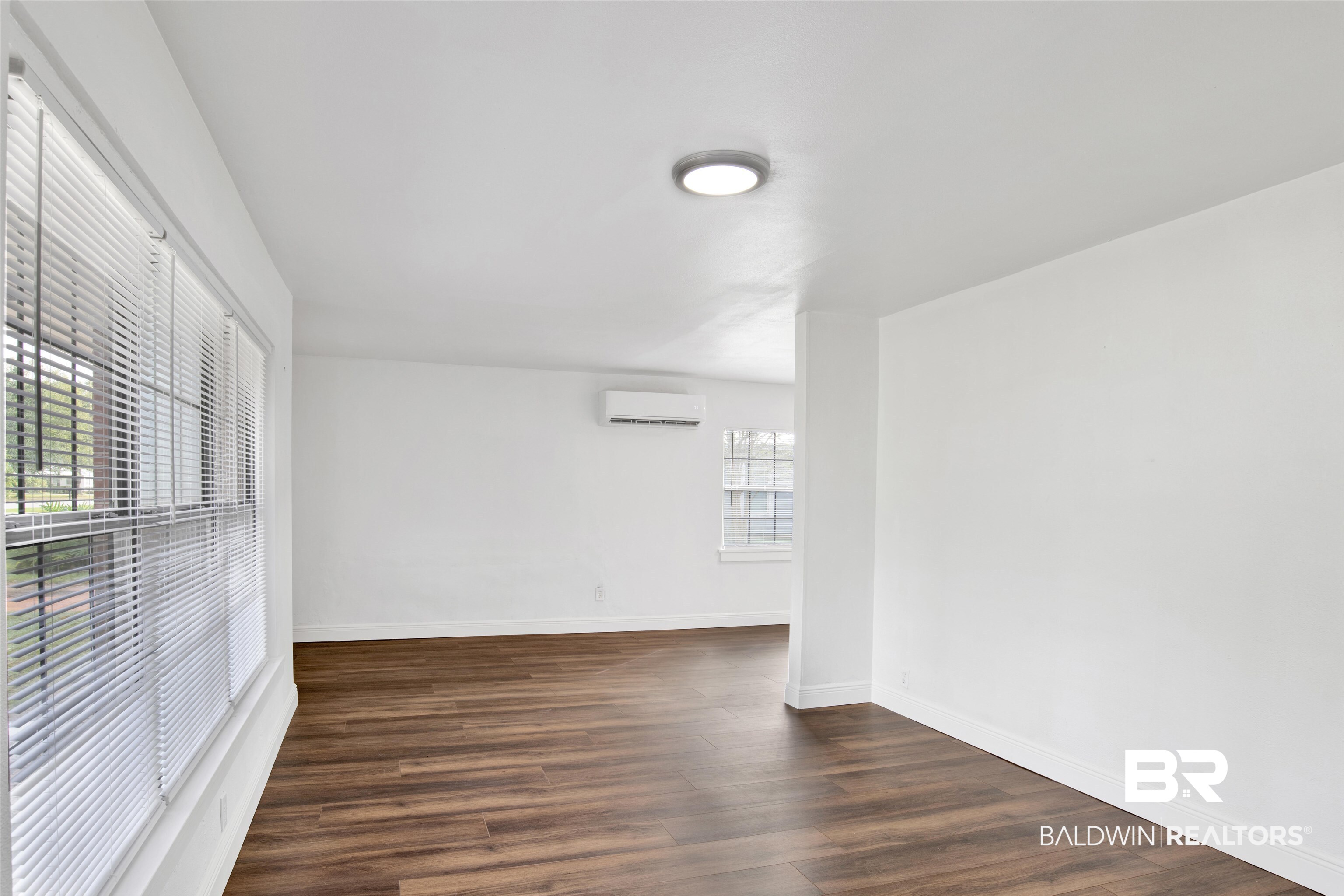 311 West Myrtle Avenue Foley, AL 36535 - Photo 4 of 22 Living Room