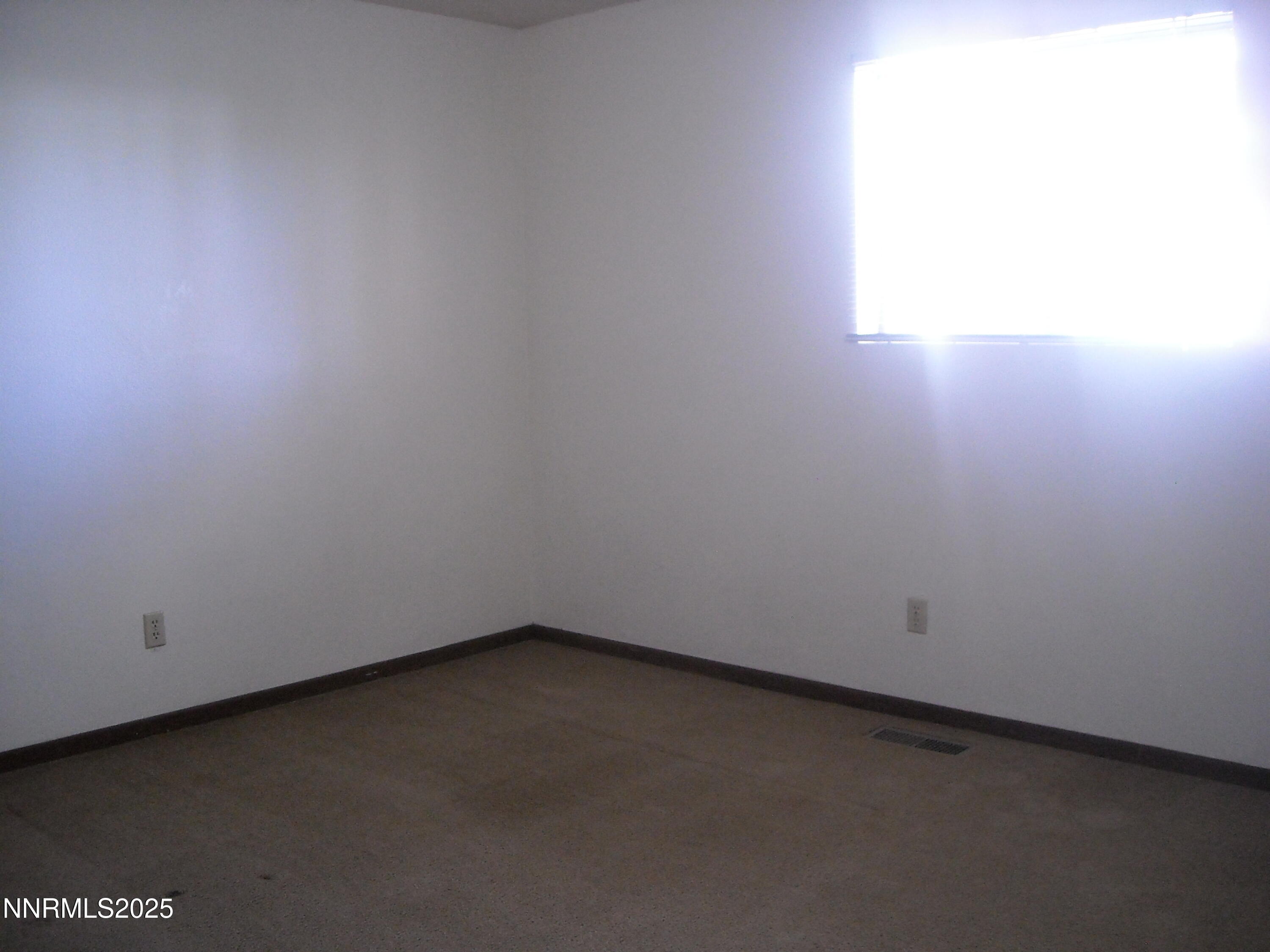 62 North Laverne Street Fallon, NV 89406 - Photo 5 of 6 a view of room and window