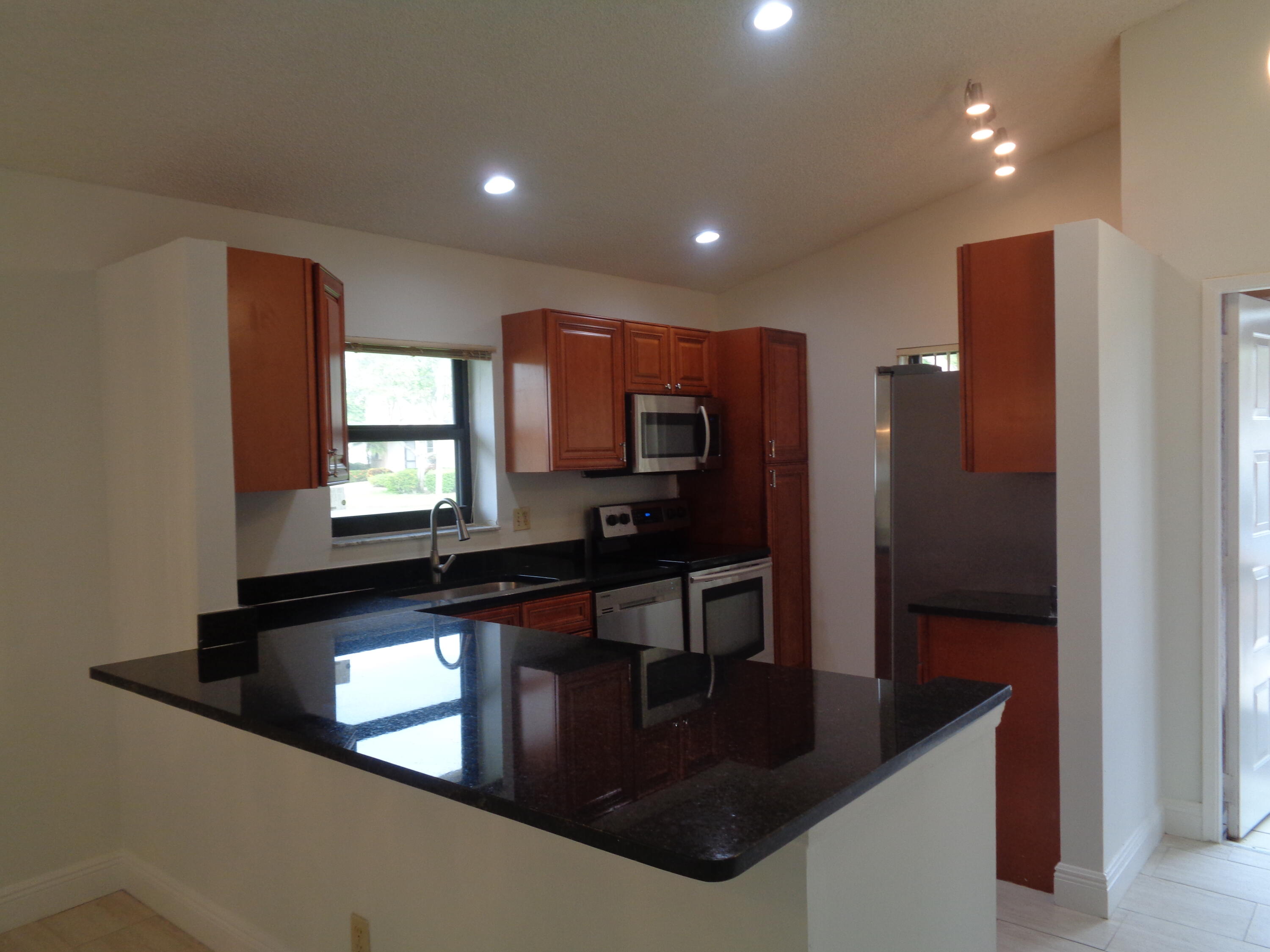 8106 Springtree Road, Unit B Boca Raton, FL 33496 - Photo 3 of 46 Kitchen