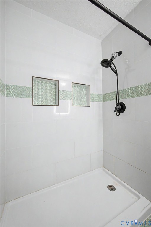 6625 Hines Road Henrico, VA 23231 - Photo 20 of 27 Hall bath