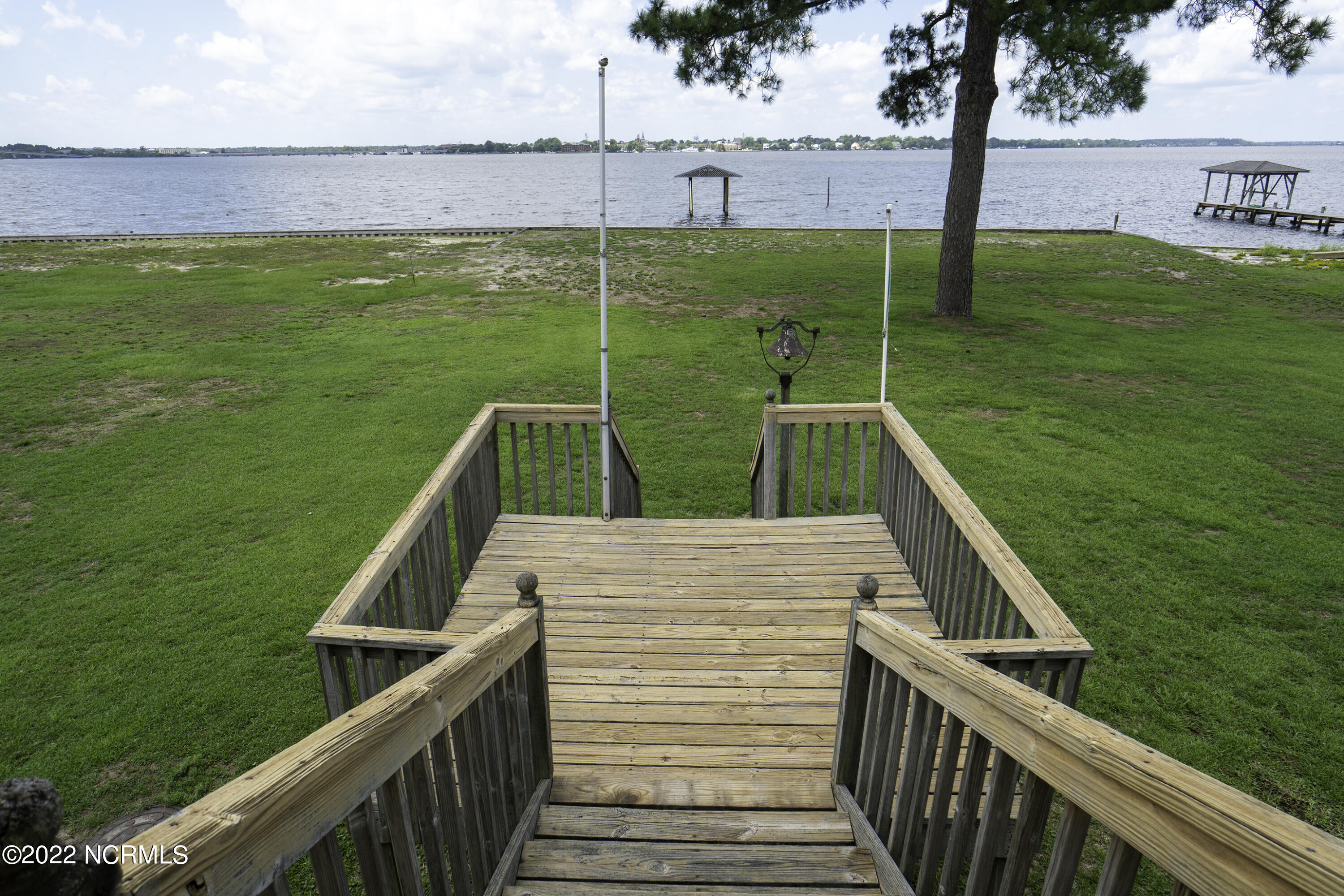 435 Riverside Drive New Bern, NC 28560 - Photo 59 of 76 Back Deck