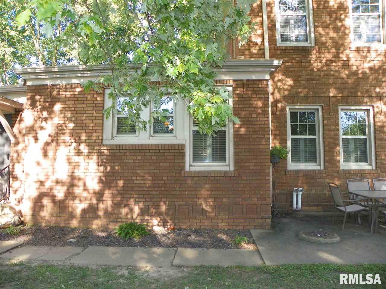 2360 Mound Road Jacksonville, IL 62650 - Photo 8 of 36