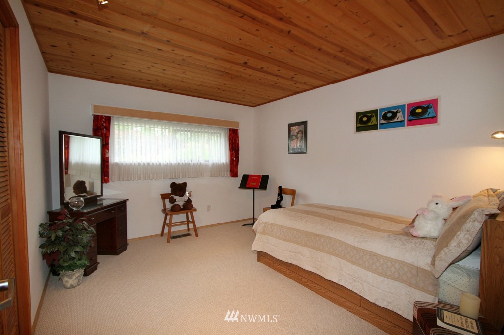 8302 188th Street Southwest Edmonds, WA 98026 - Photo 15 of 25 Gallery Image 15