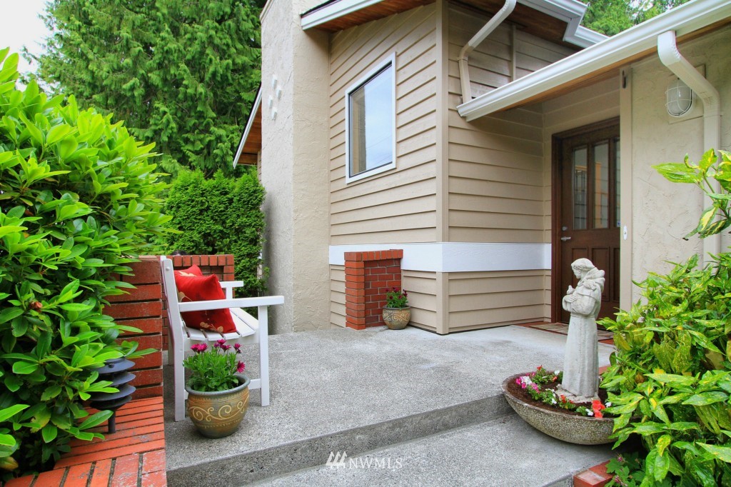 8302 188th Street Southwest Edmonds, WA 98026 - Photo 3 of 25 Gallery Image 3