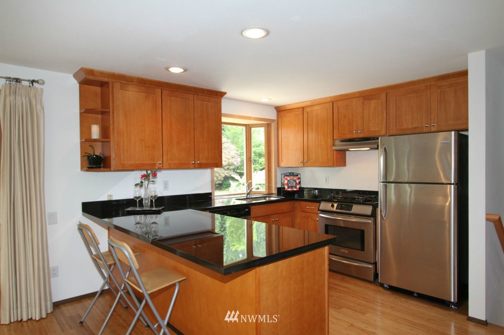 8302 188th Street Southwest Edmonds, WA 98026 - Photo 7 of 25 Gallery Image 7