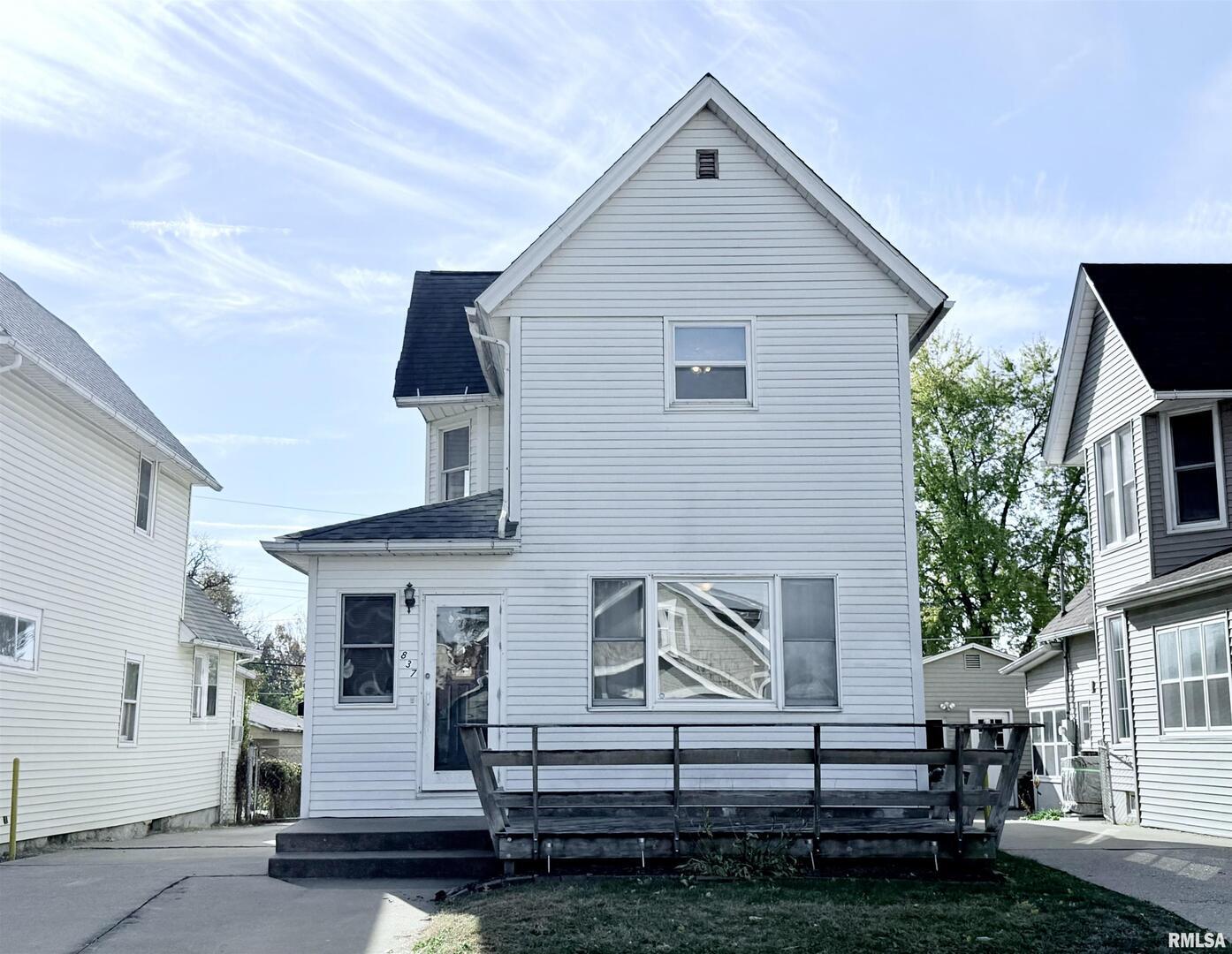 a view of front of house with a yard