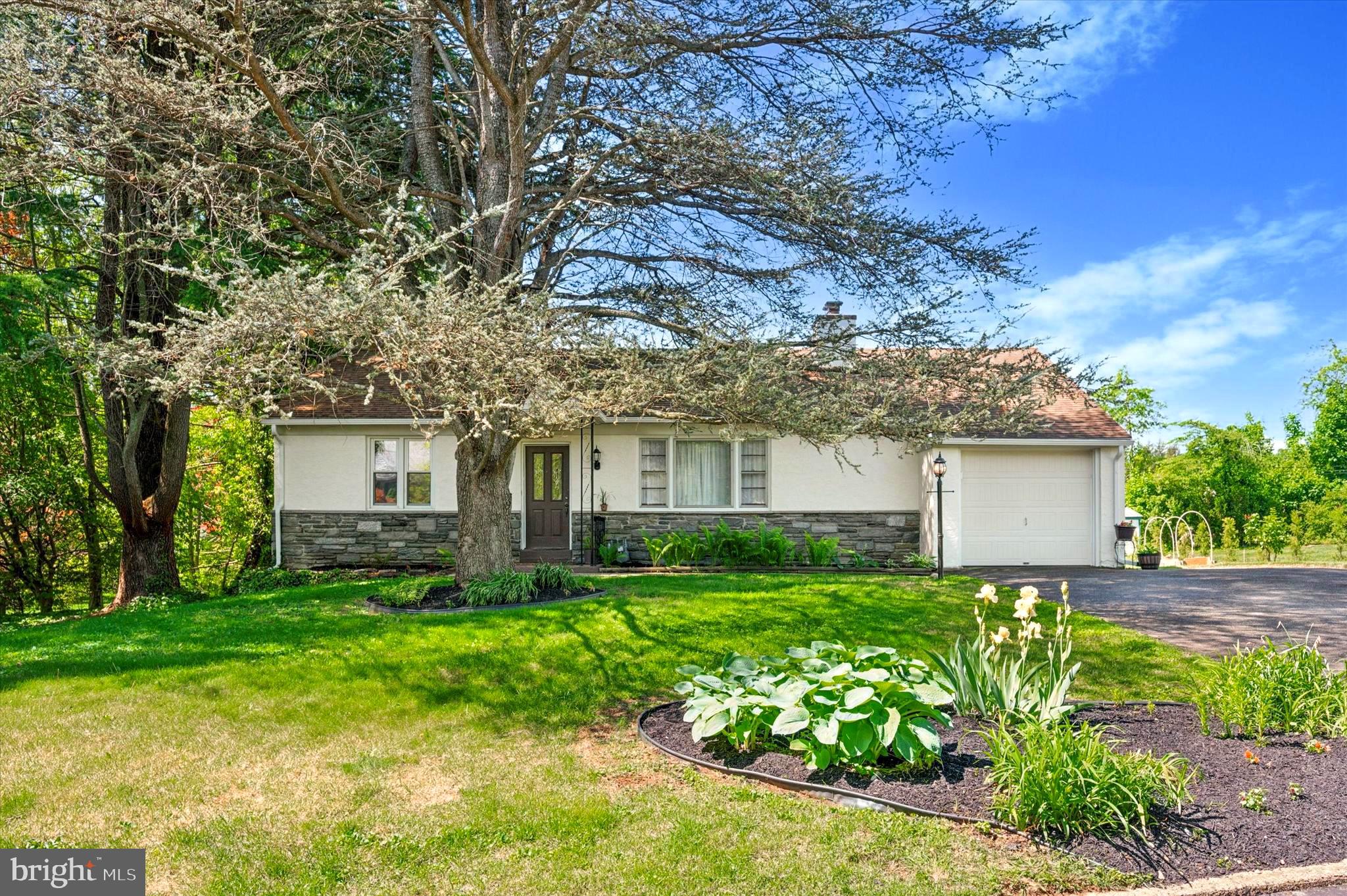 303 Prichard Lane Wallingford, PA 19086 - Photo 2 of 25