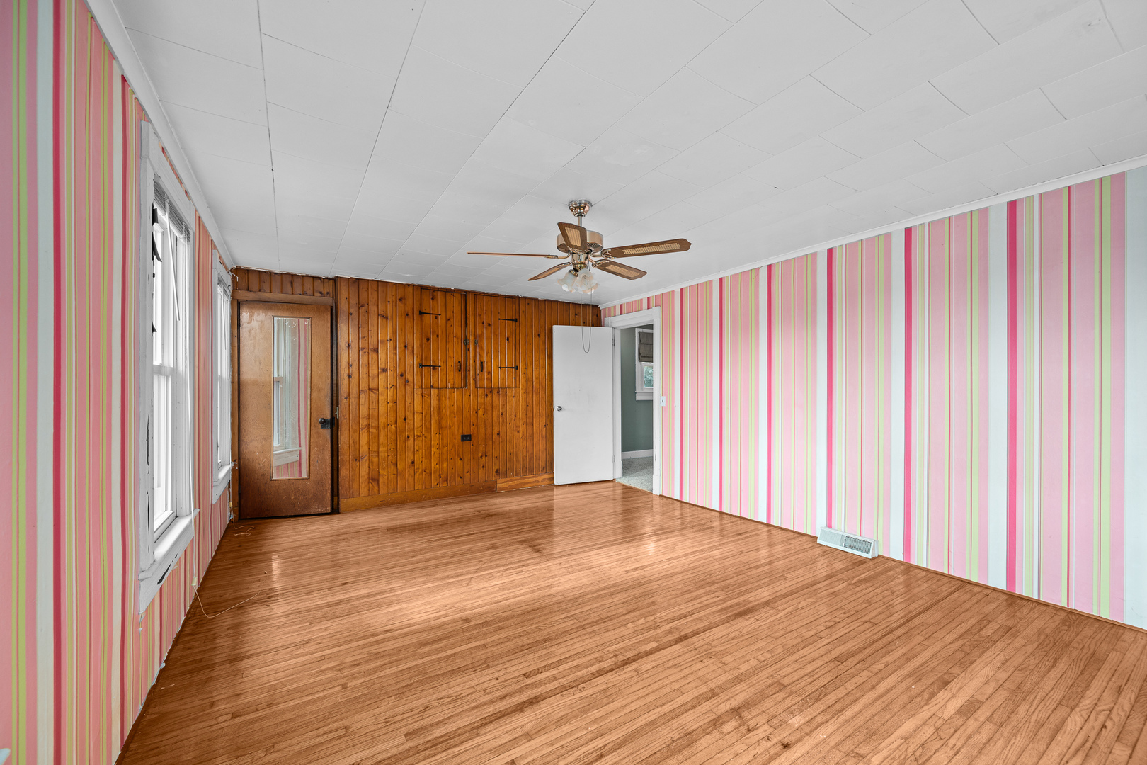 802 North High Street Port Byron, IL 61275 - Photo 36 of 43 a view of an empty room with a window