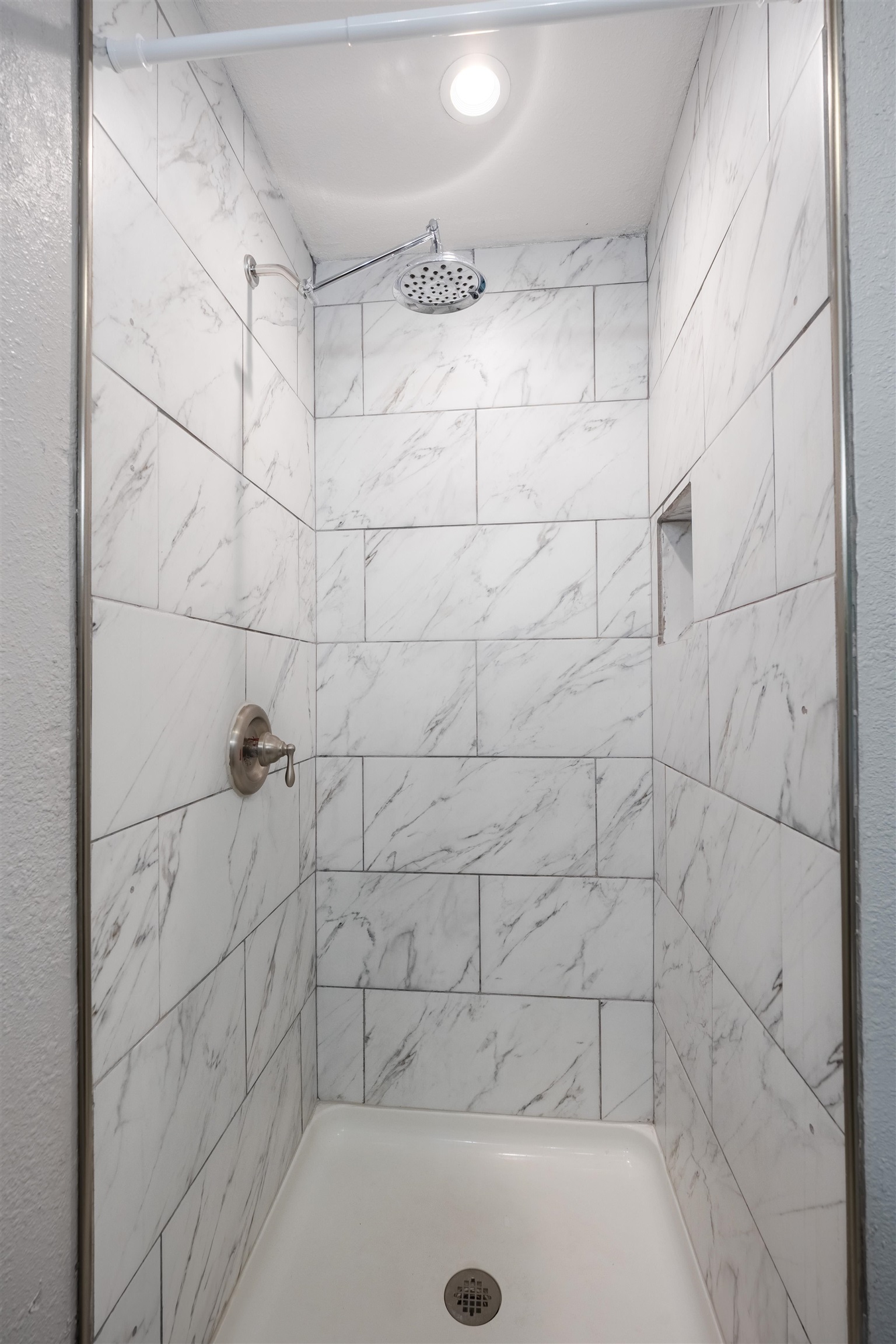 407 Lamon Street Burnet, TX 78611 - Photo 11 of 24 a bathroom with a bathtub