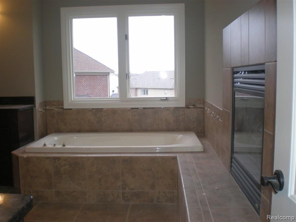 2825 Ambleside Court Rochester, MI 48306 - Photo 8 of 21 mstr bath 3.JPG