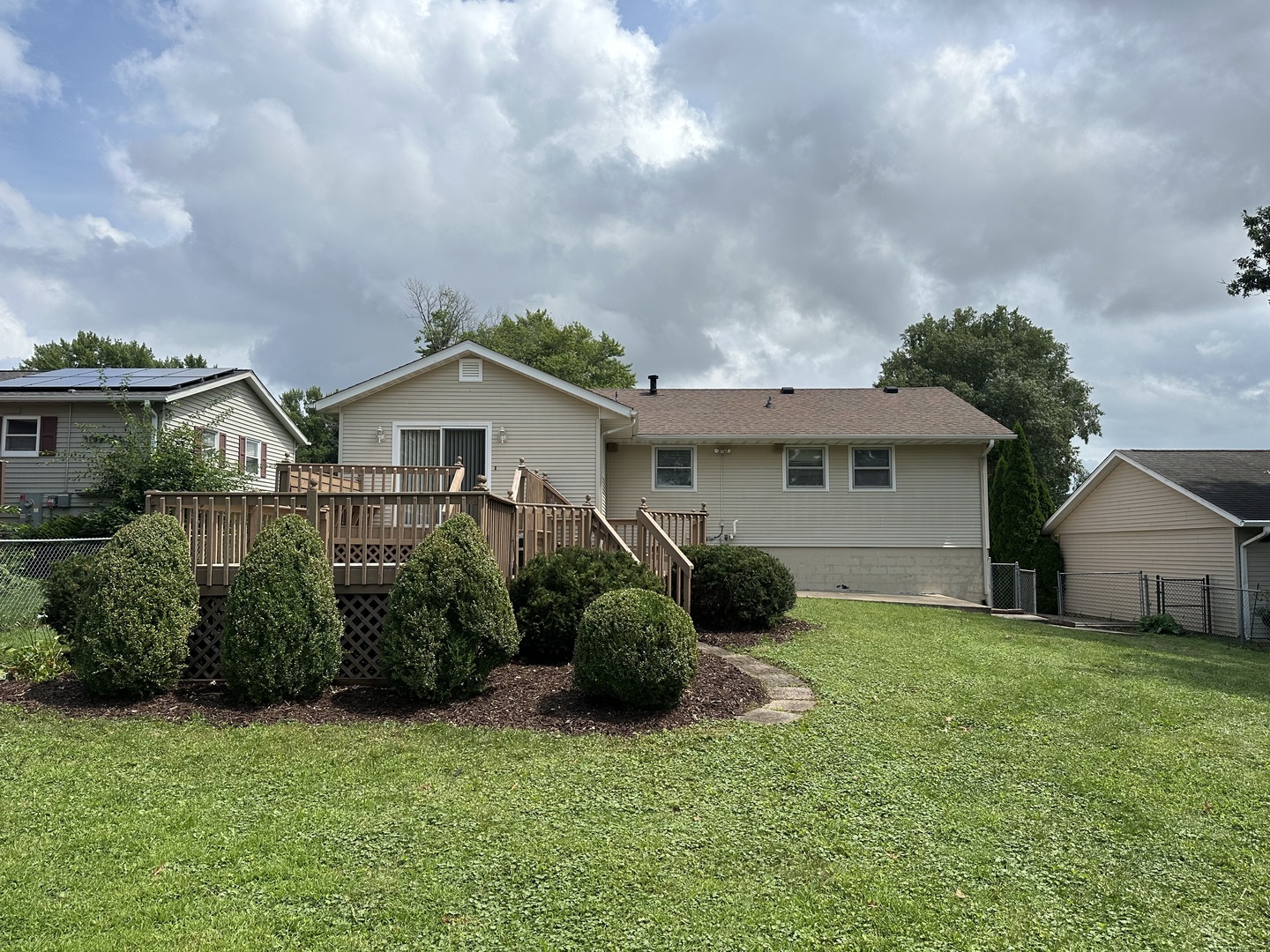 1624 Crestline Drive Clinton, IA 52732 - Photo 2 of 18