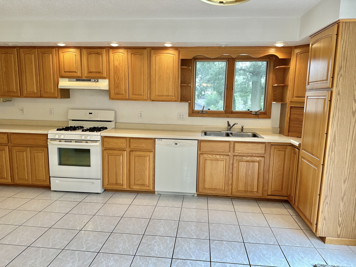 1624 Crestline Drive Clinton, IA 52732 - Photo 5 of 18