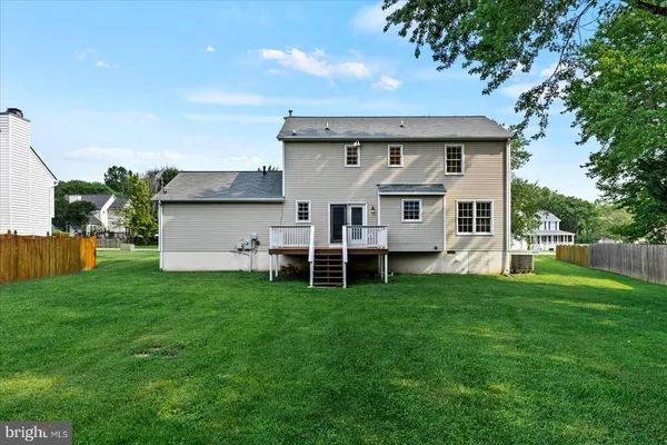 a view of a house with backyard