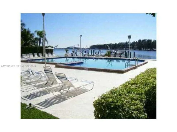 $2,550 | 150 Southeast 25th Road, Unit 8L, Miami, FL 33129