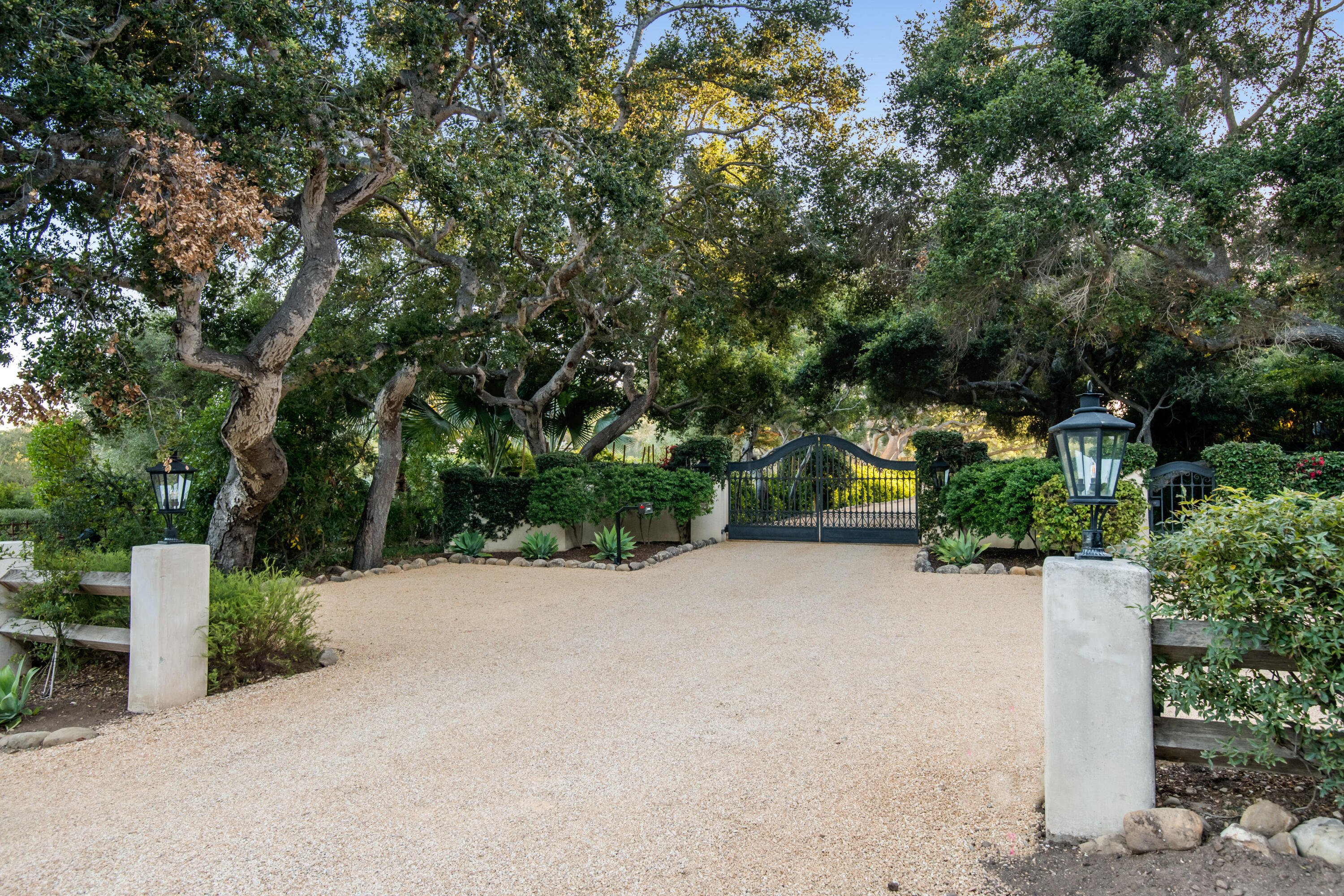 325 San Ysidro Road Montecito, CA 93108 - Photo 3 of 34 Front Gate