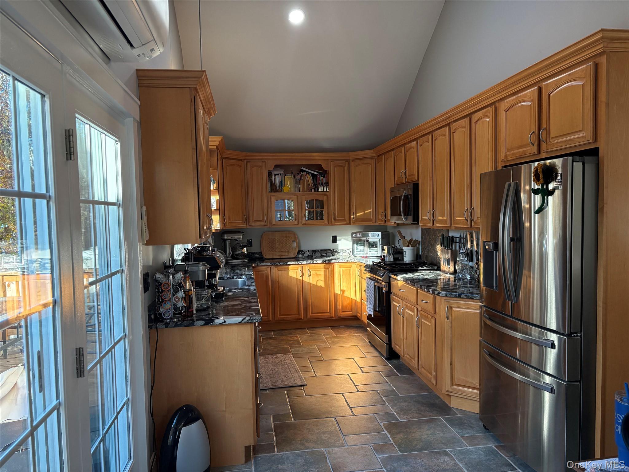 40 Alton Road Babylon, NY 11702 - Photo 17 of 41