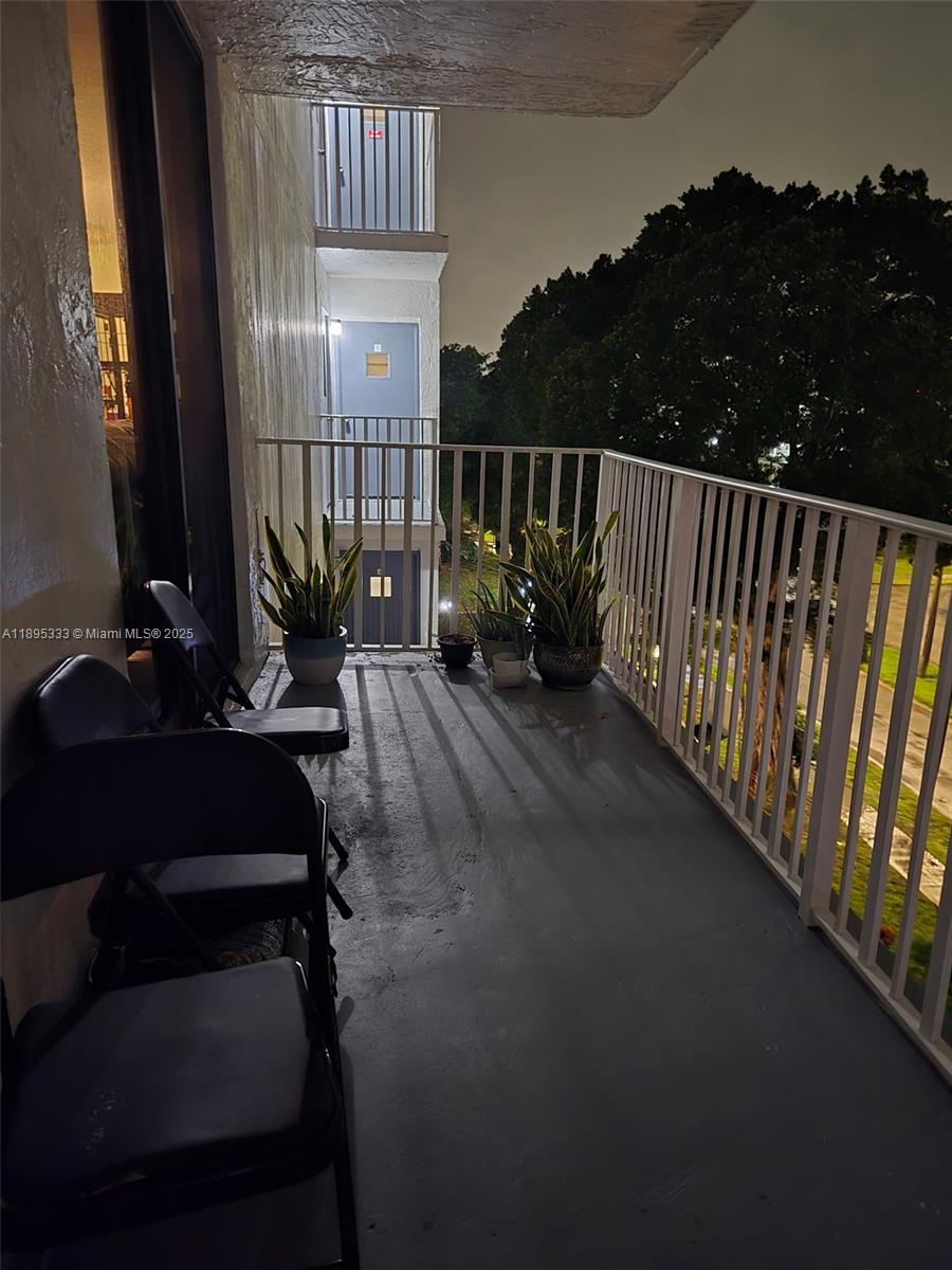 901 Hillcrest Drive, Unit 501 Hollywood, FL 33021 - Photo 3 of 9