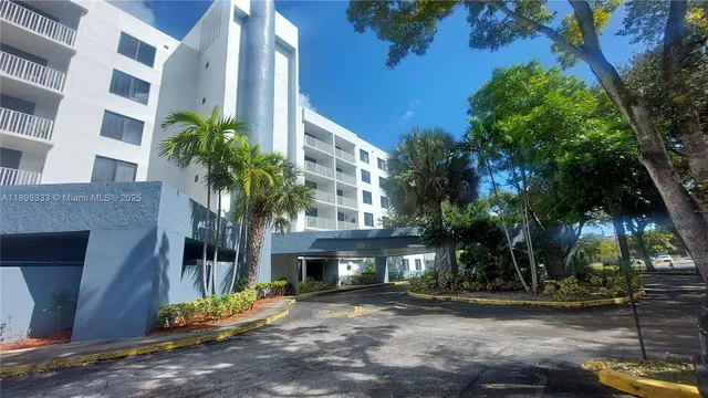 $1,950 | 901 Hillcrest Drive, Unit 501, Hollywood, FL 33021