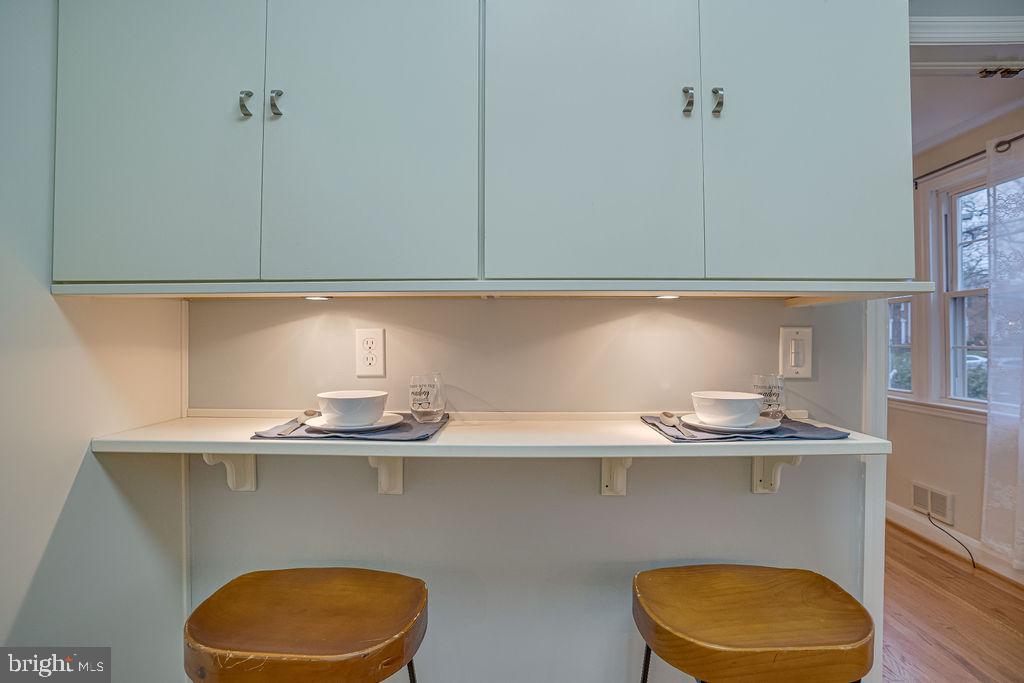 6471 Blenheim Road Baltimore, MD 21212 - Photo 17 of 50 Convenient Breakfast Bar